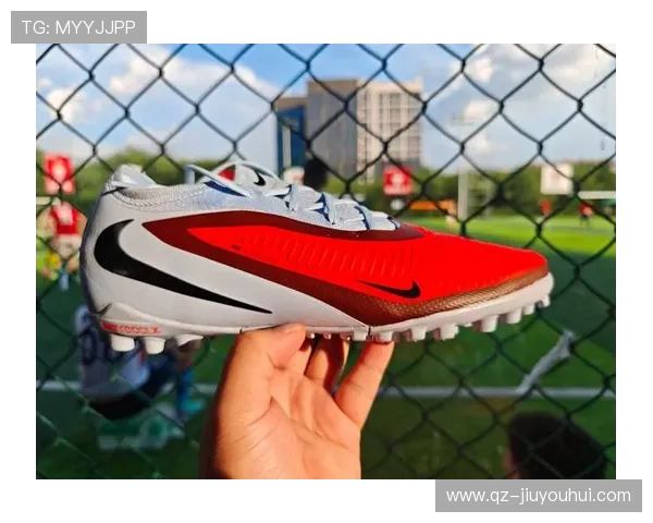 选择适合贴地草场地的足球鞋应考虑哪些关键因素与推荐款式分析